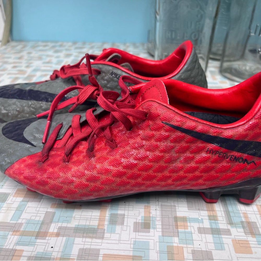 Nike hypervenom phelon 3 women’s size 7.5 Soccer cleats